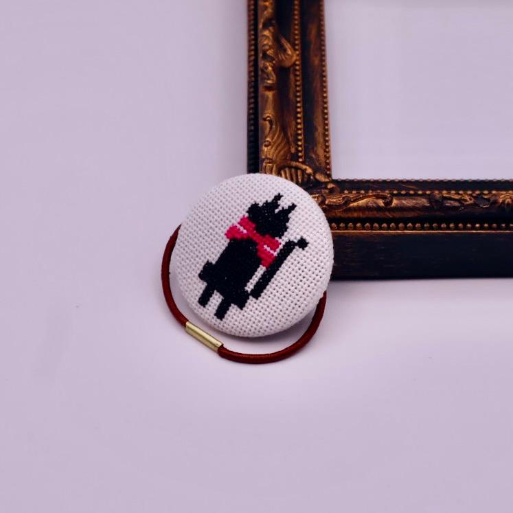 黒猫　ハロウィン　くるみボタン　クロスステッチ刺繍1枚目の画像